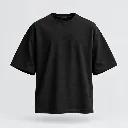 Camiseta negra oversize en fondo claro.webp