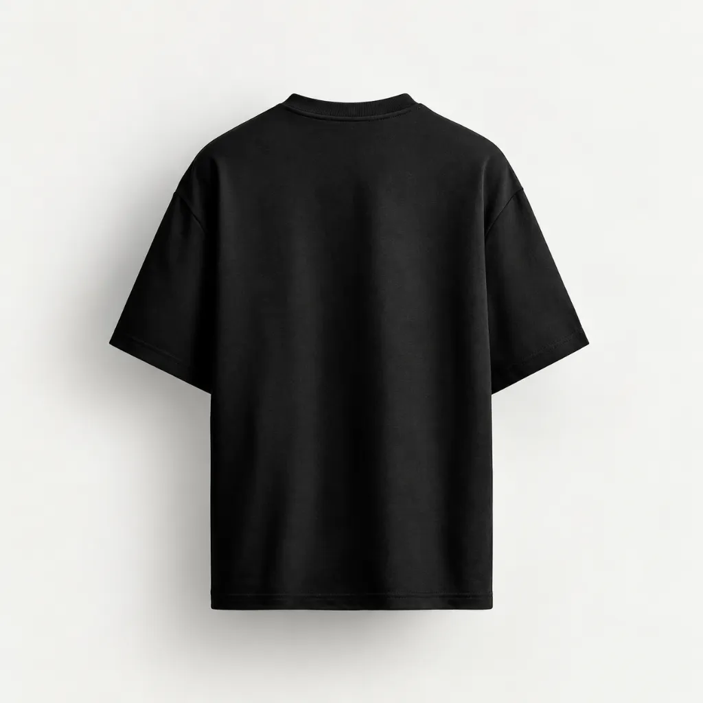 Camiseta negra oversized en estudio.webp