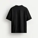 Camiseta negra oversized en estudio.webp