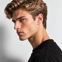 Retrato masculino intenso en estudio.webp