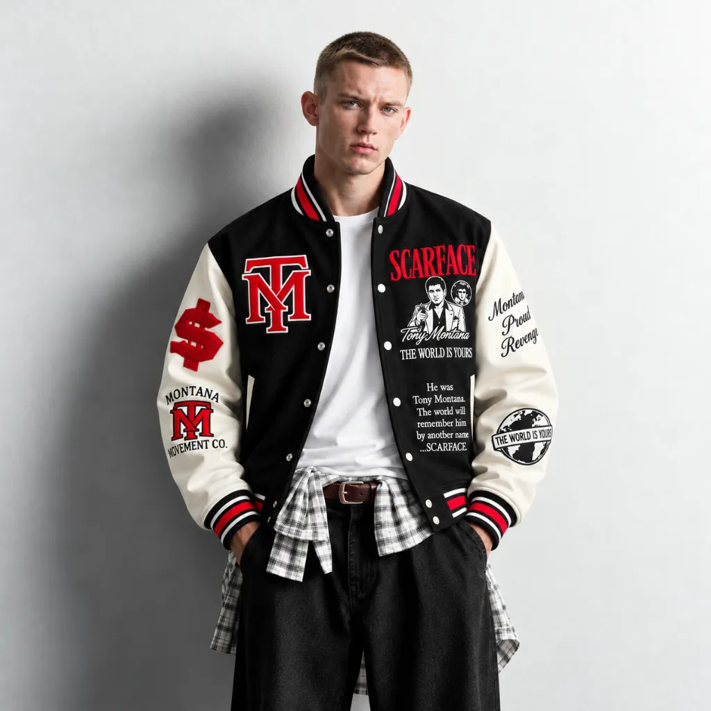 Joven con chaqueta varsity Scarface.webp
