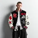 Joven con chaqueta varsity Scarface.webp