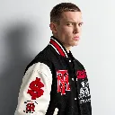 Retrato serio con chaqueta varsity retro.webp