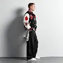 Retrato editorial de chaqueta varsity en perfil.webp