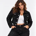 Retrato de moda con denim negro brillante.webp