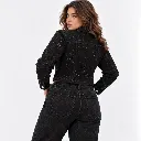 Moda urbana con denim brillante.webp