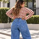 Moda urbana_ jeans y rayas al sol.webp